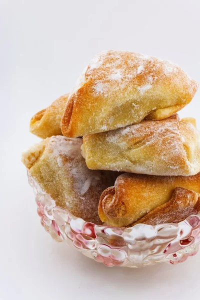 Biscoitos apetitosos em tigela de vidro — Fotografia de Stock