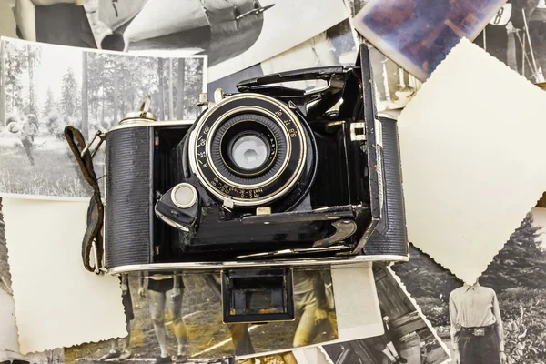 Retro fotoaparát na pozadí staré fotografie — Stock fotografie