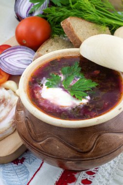 Ukraynalı borsch pastırma ve sebze ile