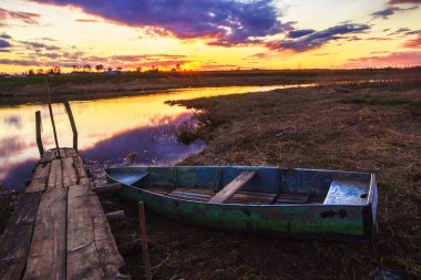 Nehirde gün batımı