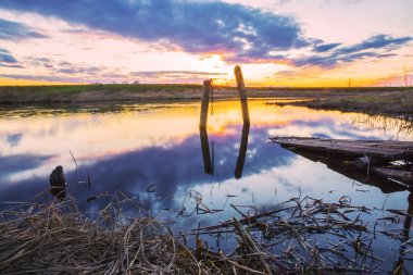 Nehirde gün batımı