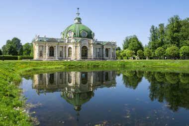 Grotto Pavyonu su parkı kuskovo mosco yansıması ile