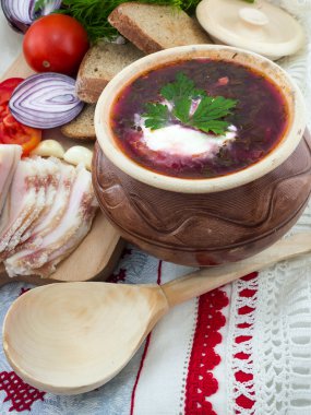 Ukraynalı borsch pastırma ve sebze ile