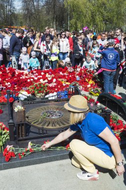Yaroslavl, Rusya Federasyonu-Mayıs 9. f Anıtı, çiçek düzenleme