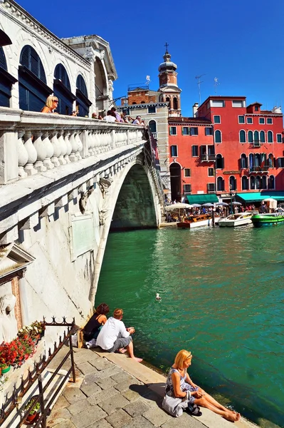 Venice, Olaszország - augusztus 25. kilátás nyílik a híres rialto-híd, a v — Stock Fotó