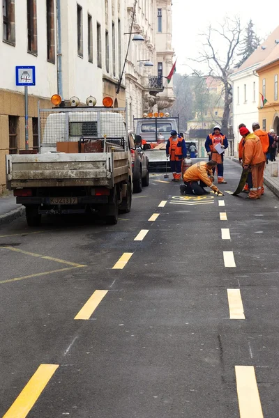 Macaristan, pecs-7 Ocak. yol hizmetleri bir yol işareti çizim yapmak — Stok fotoğraf