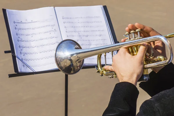 Músico tocando trompete — Fotografia de Stock