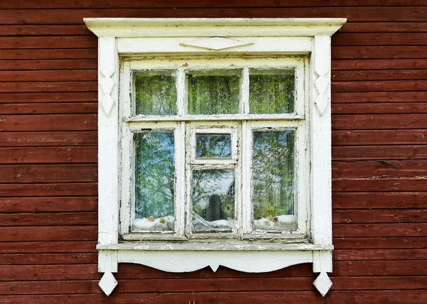 Janela velha de uma casa de madeira — Fotografia de Stock