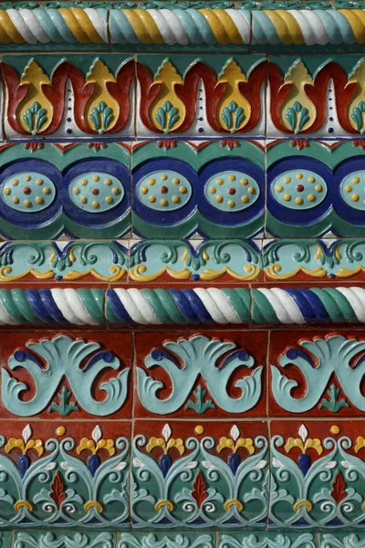Farbenfrohe Fassadendekoration der Mariä-Himmelfahrt-Kathedrale in Jarosl — Stockfoto