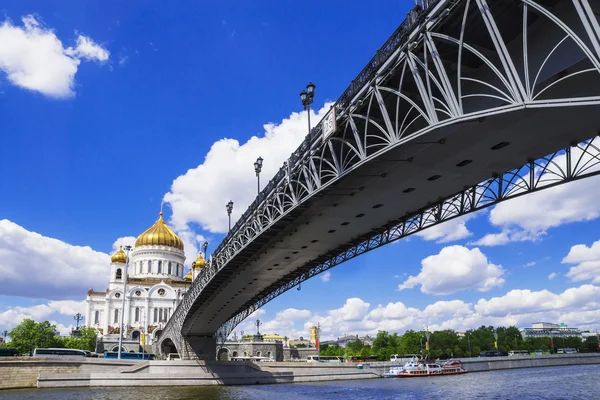 Vista de la Catedral de Cristo Salvador desde el puente patriarcal — Foto de Stock