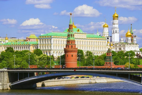 Kremlin van Moskou en een grote stenen brug, Rusland — Stockfoto