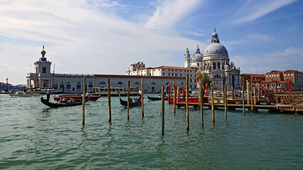 Gondeln auf dem Canal Grande in Venedig — Stockfoto