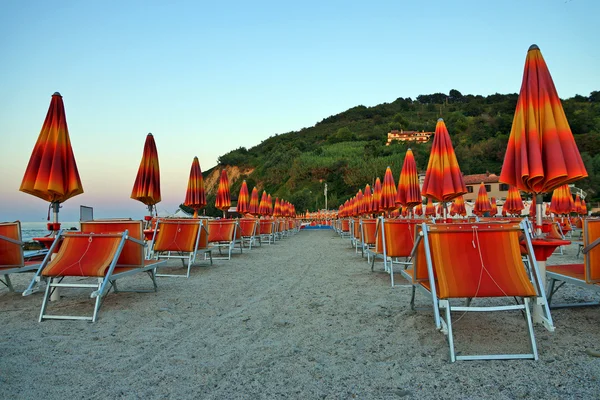 Umbrellas on the beaches of Italy in the morning hour — Stock Photo, Image