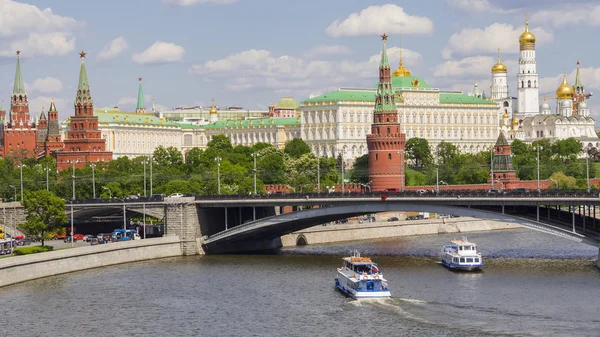 El Kremlin de Moscú y un gran puente de piedra, Rusia —  Fotos de Stock