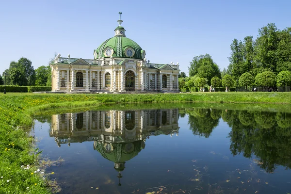 Grotto paviljong med reflektion i vatten park kuskovo, mosco — Stockfoto