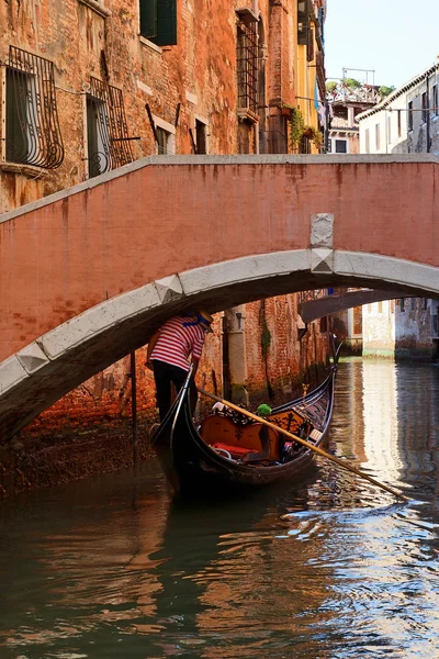 Gondole e canali a Venezia — Foto Stock