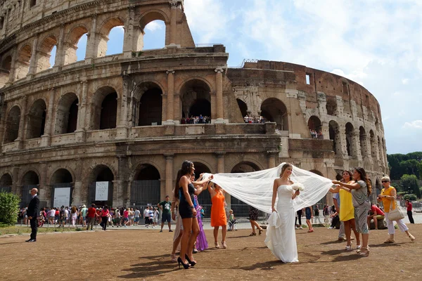 ITALIA, ROMA, 28 DE AGOSTO. Edificio mundialmente famoso del Coliseo i — Foto de Stock