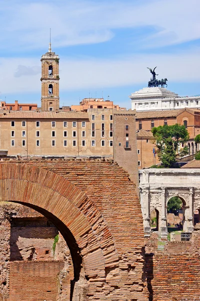 Romeinse forum, weergave van de tempel van romulus van de Palatijn Hallo — Stockfoto