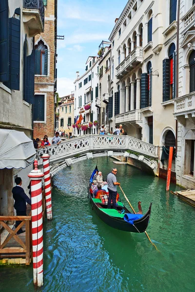 ITALIE-VENISE, 25 AOÛT : marche en gondole sur les canaux de Vénique — Photo