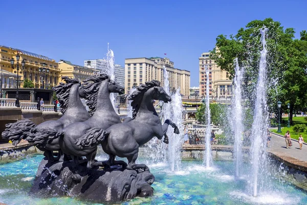 MOSCOW, RUSSIA - JUNE 5. Fountain "Four Seasons" on Manezh Squar — Stock Photo, Image
