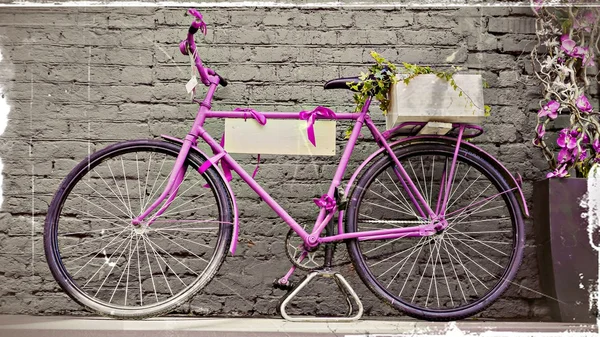 Винтажный велосипед против старой кирпичной стены — стоковое фото