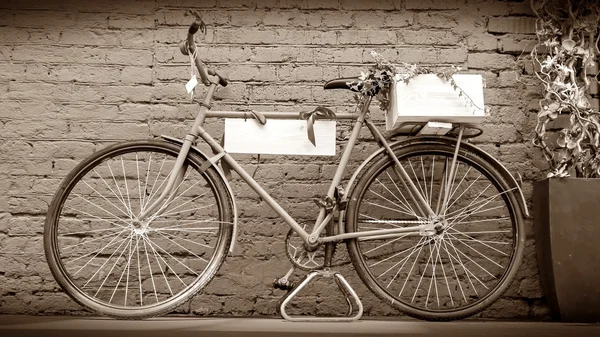Vintage bicycle against old brick wall — Stock Photo, Image