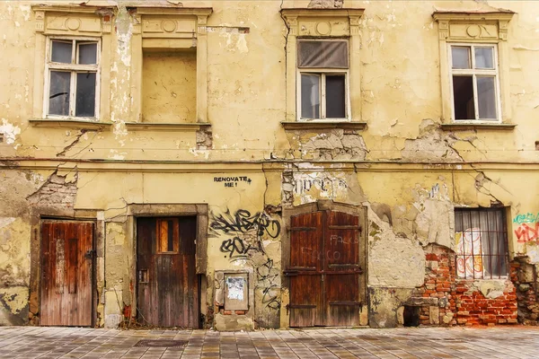 Facade of the old dilapidated house — Stock Photo, Image