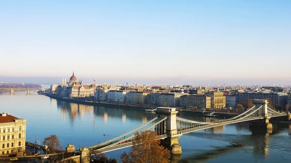 Parlamento e Ponte delle Catene a Budapest, Ungheria — Foto Stock