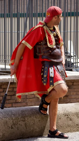 ROME, ITALY-AUGUST 29. street performer dressed in clothing of t — Stock Photo, Image