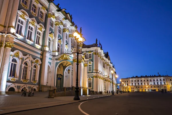 Эрмитаж на Дворцовой площади в Петербурге — стоковое фото