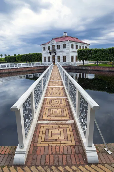 Pavilhão no Parque Inferior de Peterhof. Rússia — Fotografia de Stock