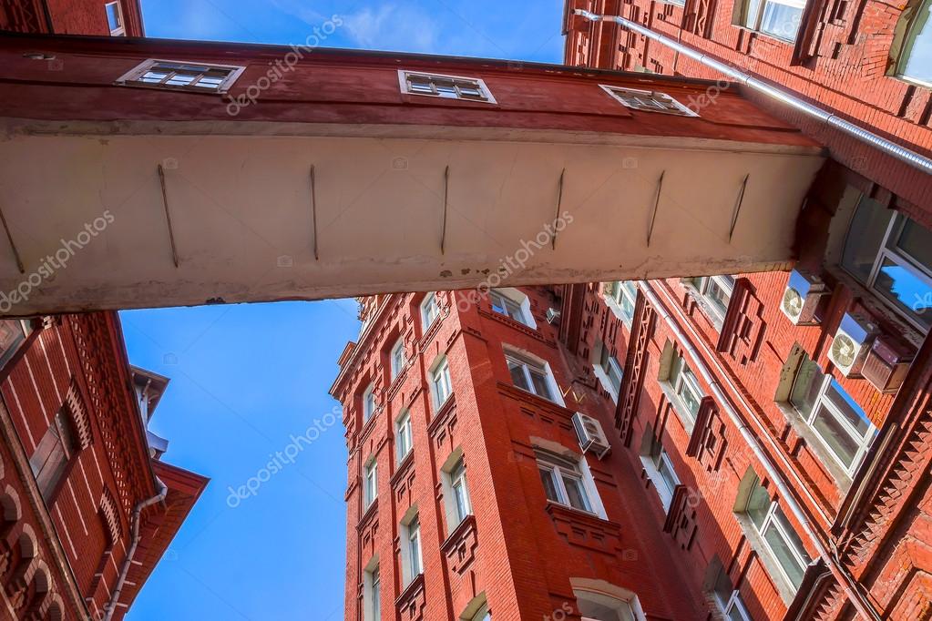 Alte Fabrikfassaden aus rotem Backstein - Stockfotografie: lizenzfreie