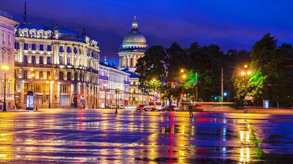 Paleis plein in Sint-petersburg (uitzicht op st. isaac's kathedraal) — Stockfoto