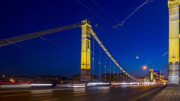 Tráfego na ponte da Crimeia à noite, Moscou — Fotografia de Stock