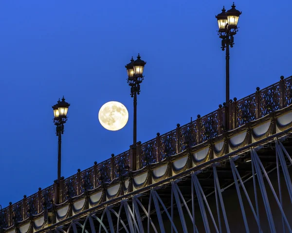 Luna llena sobre el puente —  Fotos de Stock