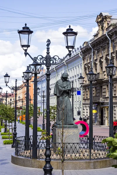 Бронзовая скульптура Николая Гоголя в Санкт-Петербурге, Россия — стоковое фото