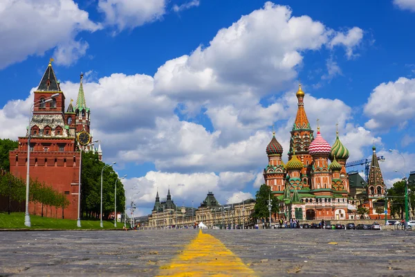 聖。ロシアモスクワの赤の広場にあるバジル大聖堂. — ストック写真