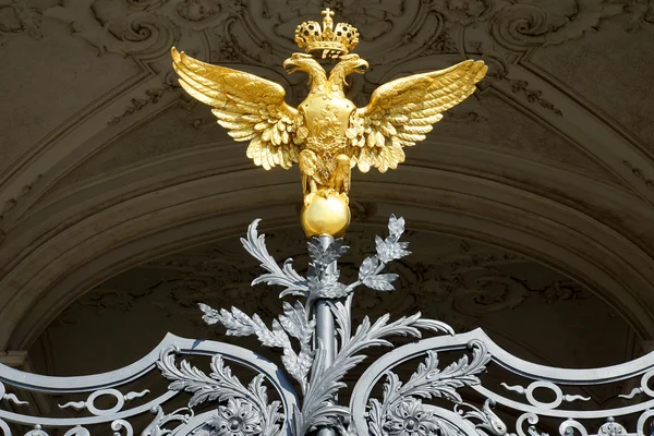 Russischer goldener Doppeladler in der Einsiedelei, St. Peter — Stockfoto