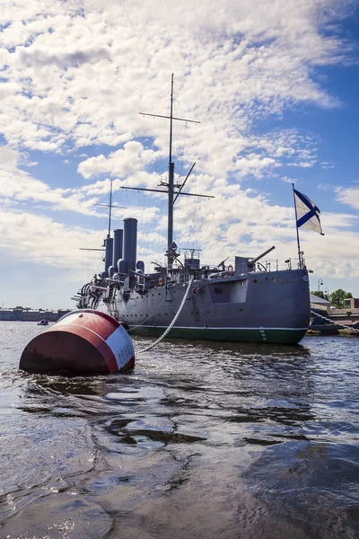 Aurora - símbolo de la revolución en Rusia, el museo en San Pedro — Foto de Stock