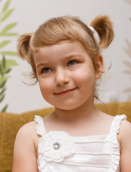 Portrait de la fille à la maison . — Photo