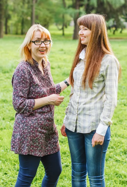 Mother talks to the daughter — Stock Photo, Image
