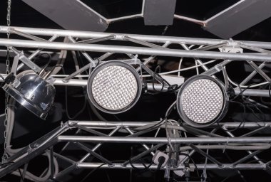 led aydınlatma aletleri bir sahne üzerinde.