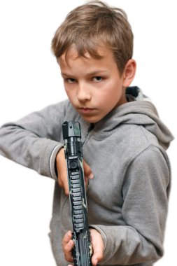 Çocuk silahla oynar.