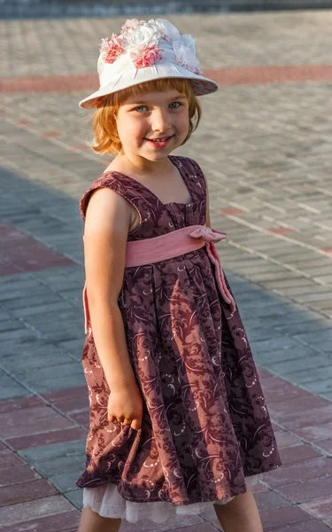 Retrato da menina em um chapéu . — Fotografia de Stock