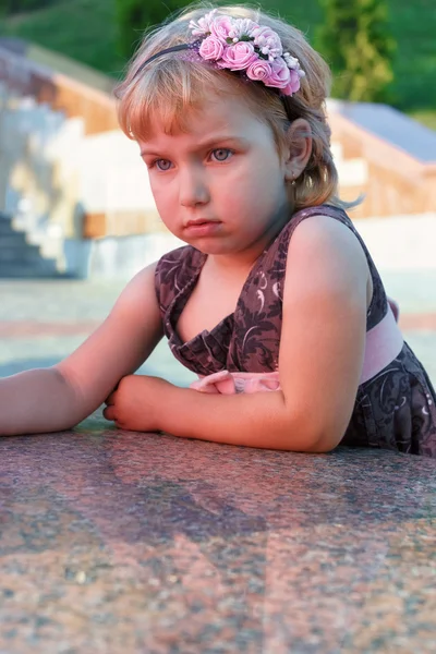 Retrato da menina no aterro de granito . — Fotografia de Stock