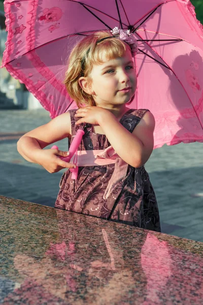 La fille avec parapluie . — Photo
