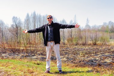 yakılmış ot karşı insan portresi.