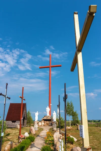 Golgota ve yüksek Hıristiyan haçı. — Stok fotoğraf