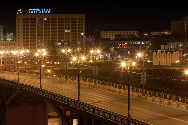 Kirov's bridge and Vitebsk hotel at night. — Stock Photo, Image