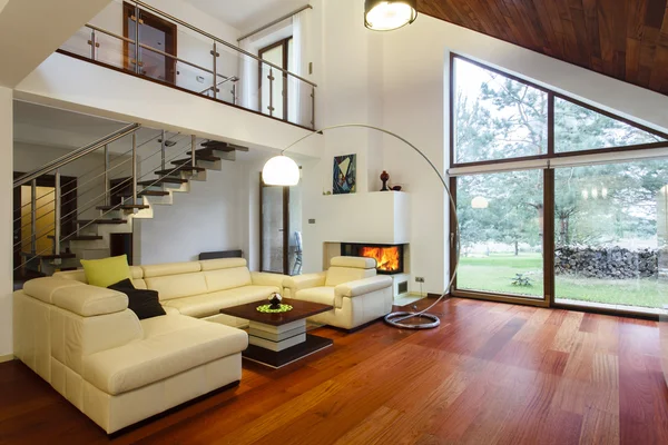 Casa de diseño con entresol — Foto de Stock